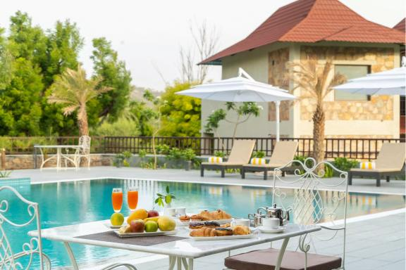 Neer – Poolside Venue